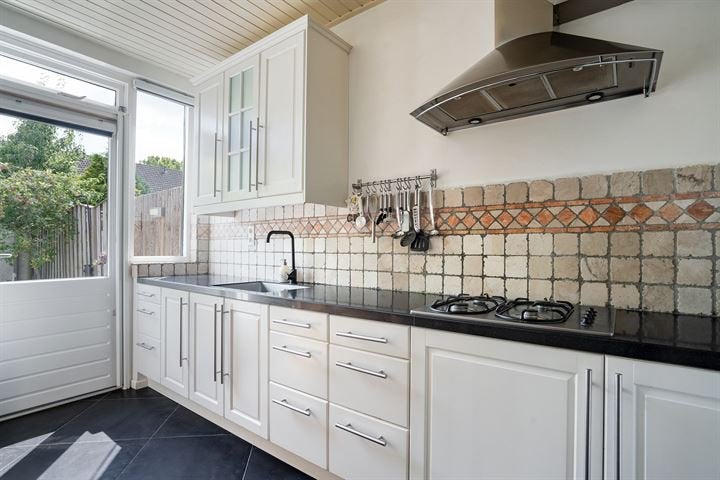 Complete witte keuken met zwart blad en apparatuur, Huis en Inrichting, Keuken | Complete keukens, Ophalen, Gebruikt, Wit, Enkelwandige keuken