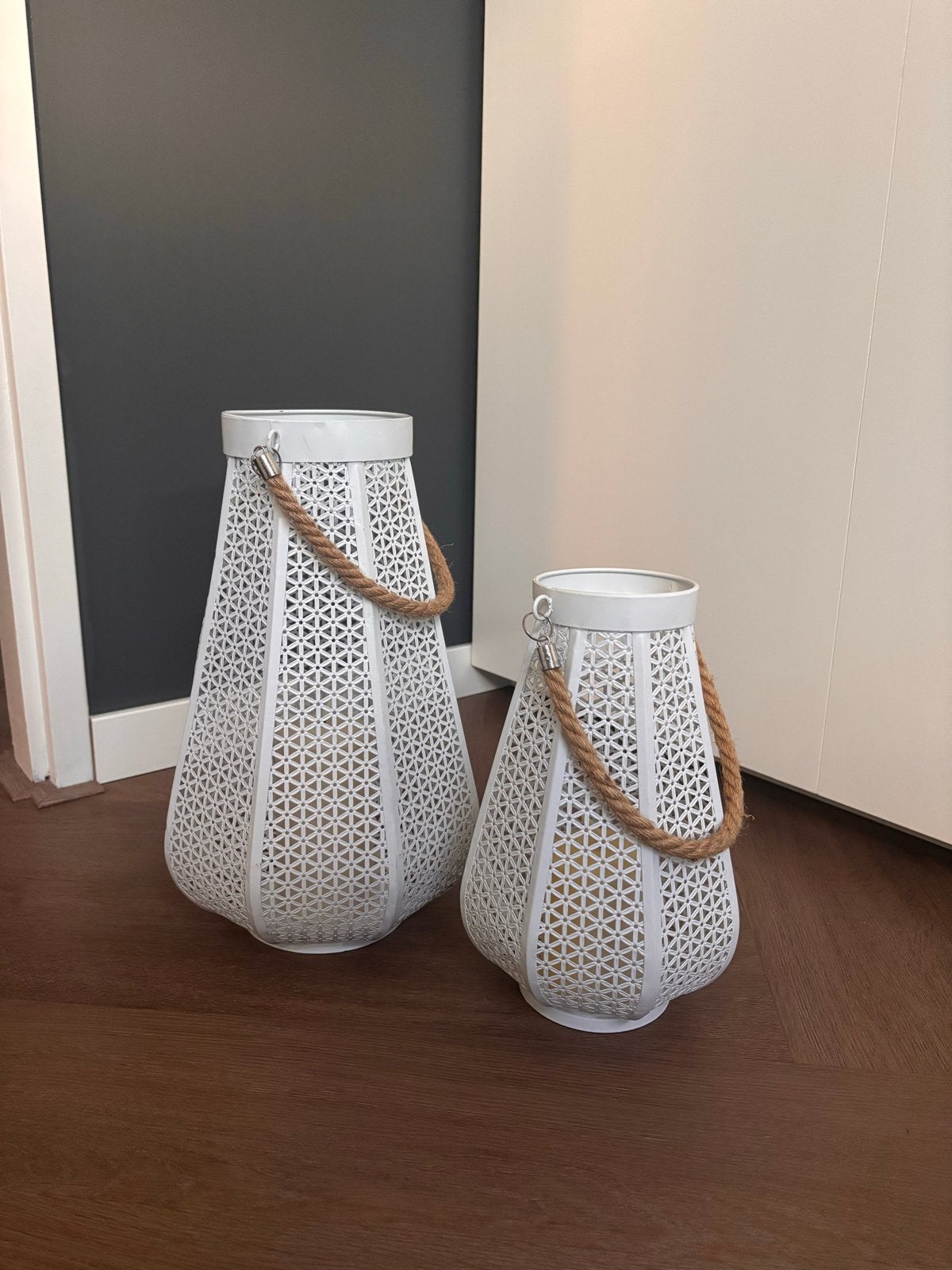 2 witte metalen lantaarns windlichten handvat touw led kaars, Lantaarn, Wit, Ophalen of Verzenden, Zo goed als nieuw