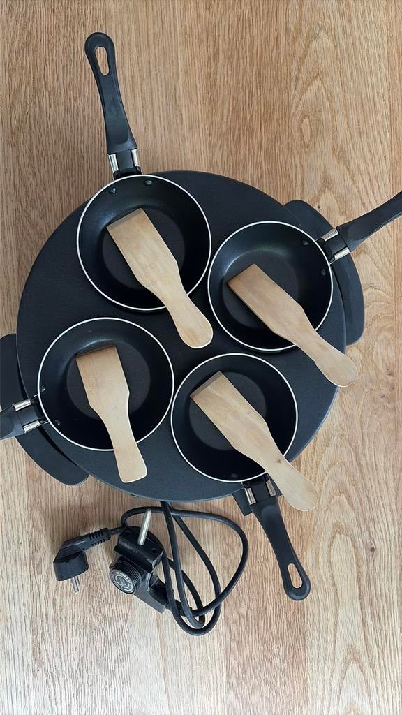 Gourmetstel of wokset met 4 pannetjes en spatels, Ophalen, Zo goed als nieuw, 4 t/m 7 personen