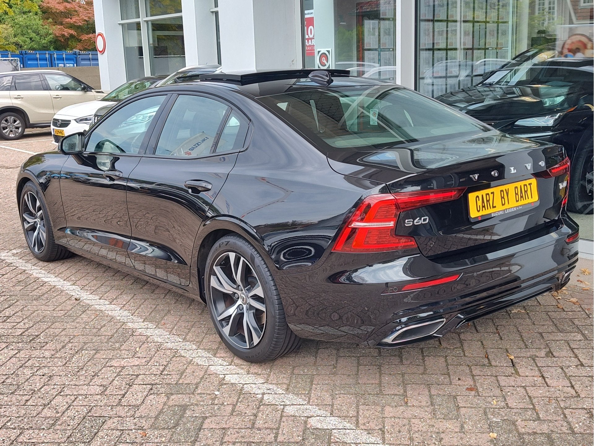 Volvo S60 2.0 T4 R-DESIGN AUTOMAAT Lederen sportstoelen | Op, Auto's, 15 km/l, Zwart, S60, Leder