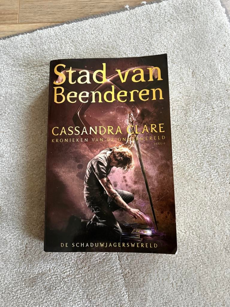 Stad van Beenderen - Cassandra Clare (Deel 1), Ophalen of Verzenden, Zo goed als nieuw