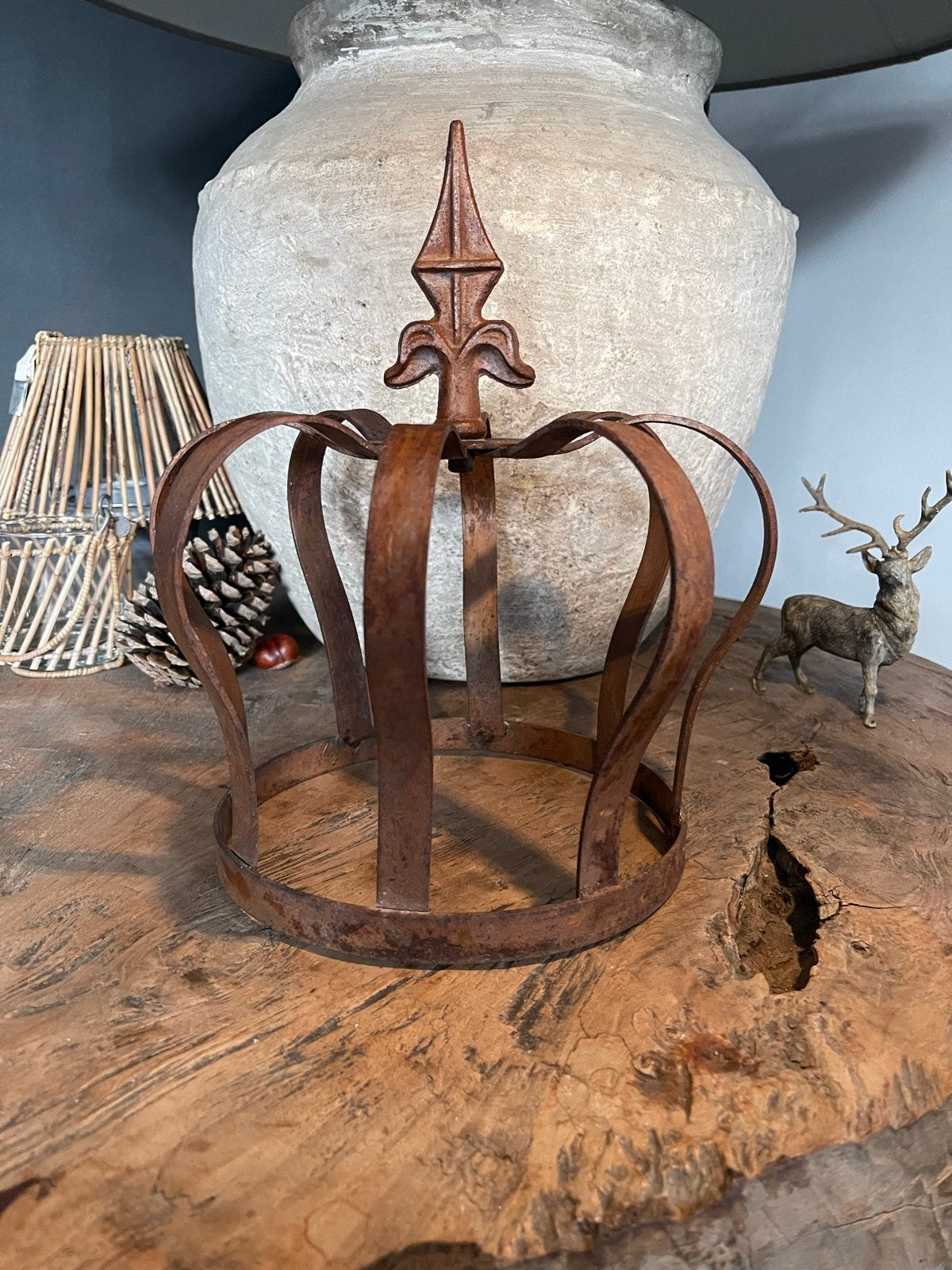 Decoratieve roestkleurige metalen kroon, Huis en Inrichting, Ophalen of Verzenden, Gebruikt, Brocante, Oranje