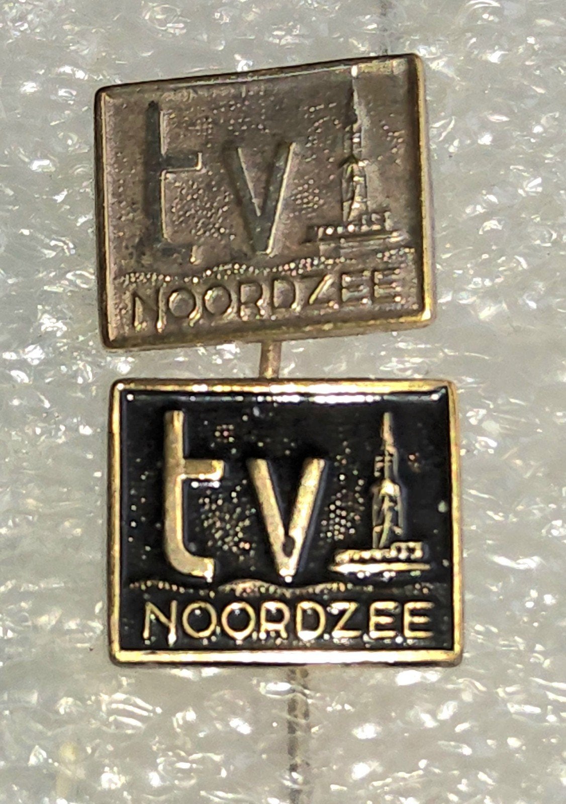 2 Speldjes TV Noordzee - Vintage Collectie, Ophalen of Verzenden, Gebruikt, Overige onderwerpen, Speldje of Pin