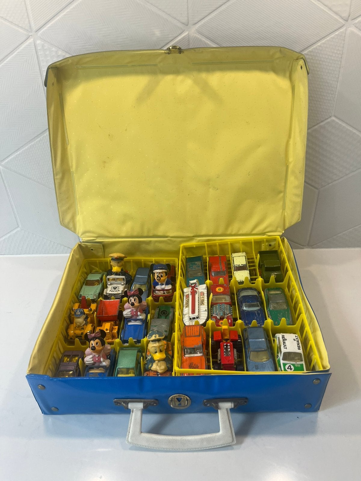 36 vintage Matchbox modelauto’s + verzamelkoffer Disney, Verzenden, Zo goed als nieuw, Auto