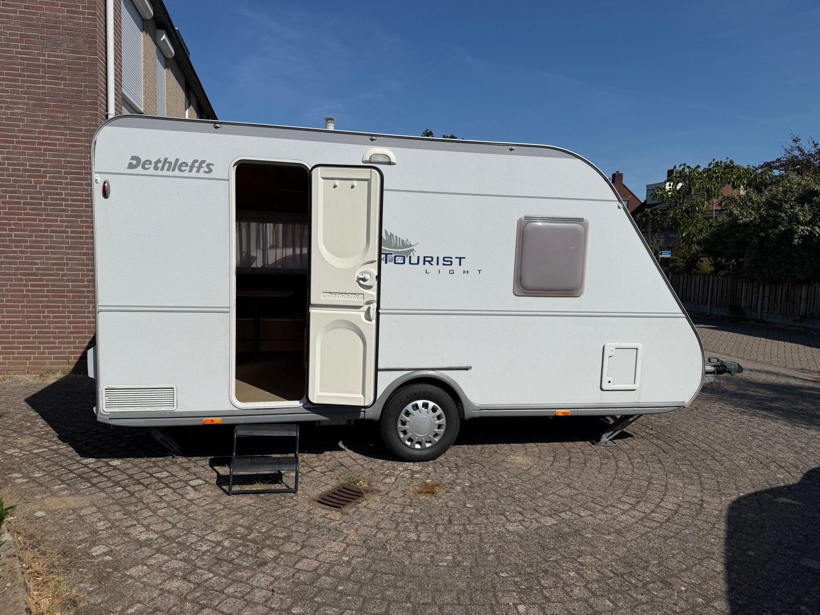 Nette en complete Dethleffs Tourist Light 440 L, Omvormbare zithoek, Treinzit, 750 - 1000 kg, Particulier