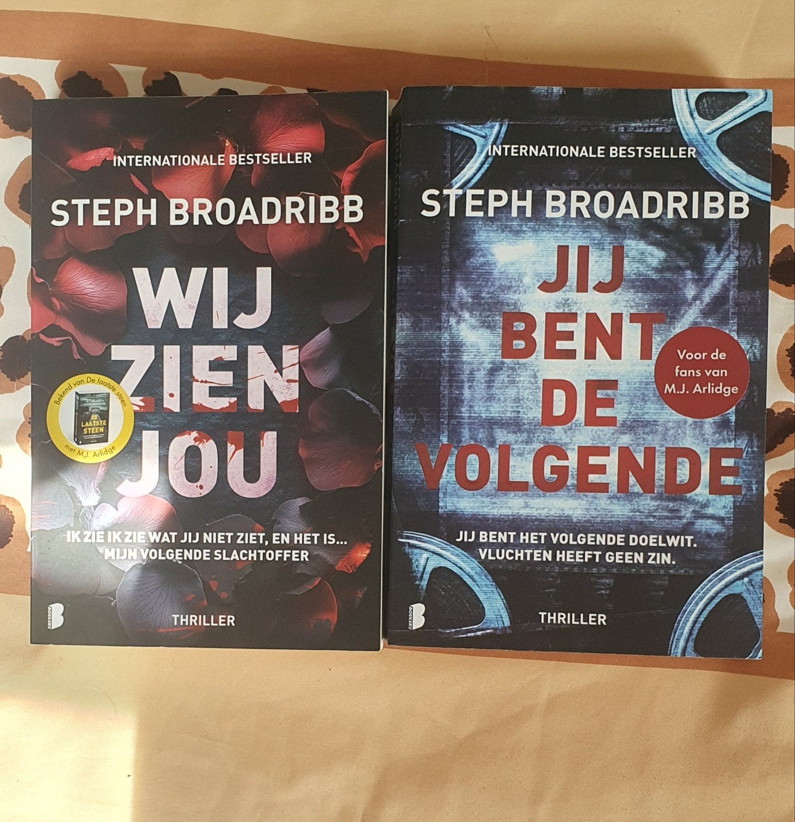 Steph Broadribb Thrillers: Wij Zien Jou & Jij Bent De V, Ophalen of Verzenden, Zo goed als nieuw, Steph Broadribb, Nederland