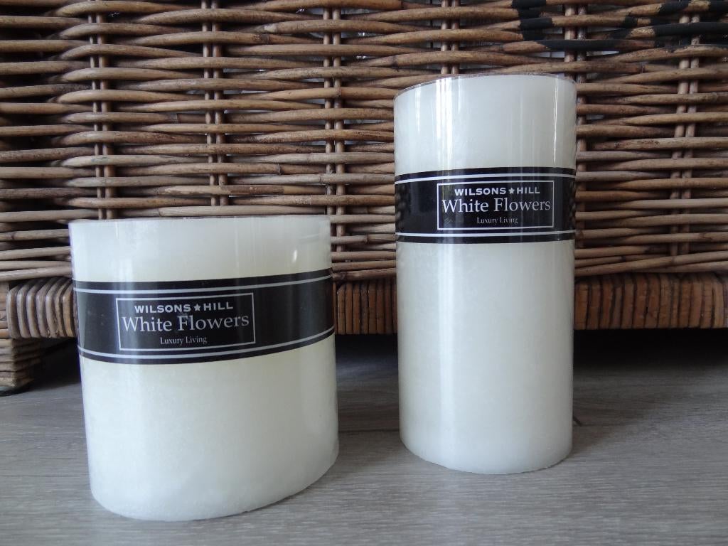NIEUW! 2 Kaarsen Wilsons Hill White Flowers >Snelle Verzendi, Overige materialen, Wit, Nieuw, Ophalen of Verzenden