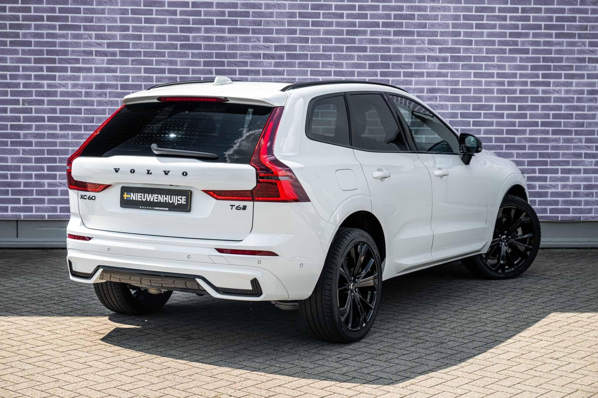 Volvo XC60 2.0 T6 Plug-in Hybrid AWD Ultra Black Edition | P, Auto's, Gebruikt, Euro 6, 4 cilinders, Wit
