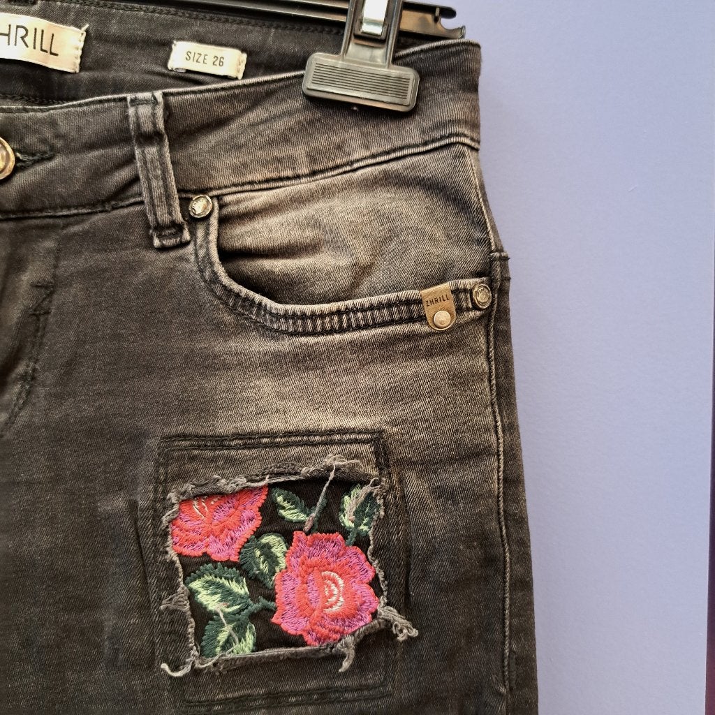 Zhrill jeans zwart met stukken ertussen met roos 26 nr 43455, Kleding | Dames, ., Zwart, Ophalen of Verzenden, Zo goed als nieuw