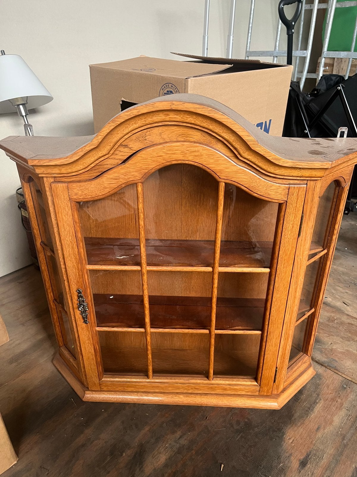 Vintage houten vitrinekastje met glazen deuren, Antiek en Kunst, Ophalen