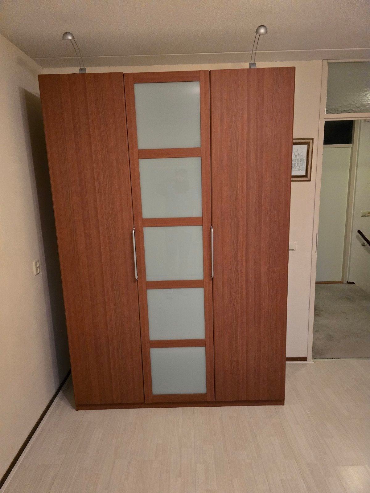 Ruime kledingkast met hanggedeelte en legplanken, Ophalen, Met deur(en), Gebruikt, 100 tot 150 cm