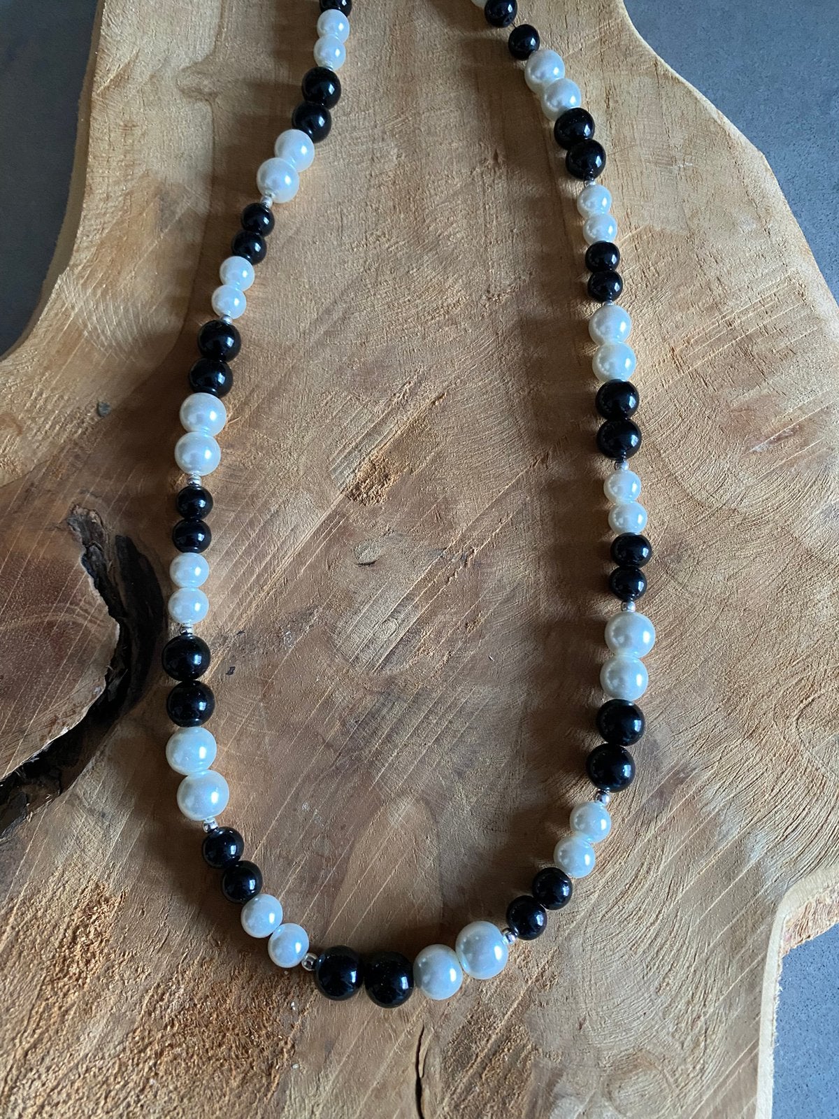 Nieuw! Zwart/witte parelketting, Sieraden, Tassen en Uiterlijk, Kettingen, Overige materialen, Verstelbaar, Wit, Nieuw