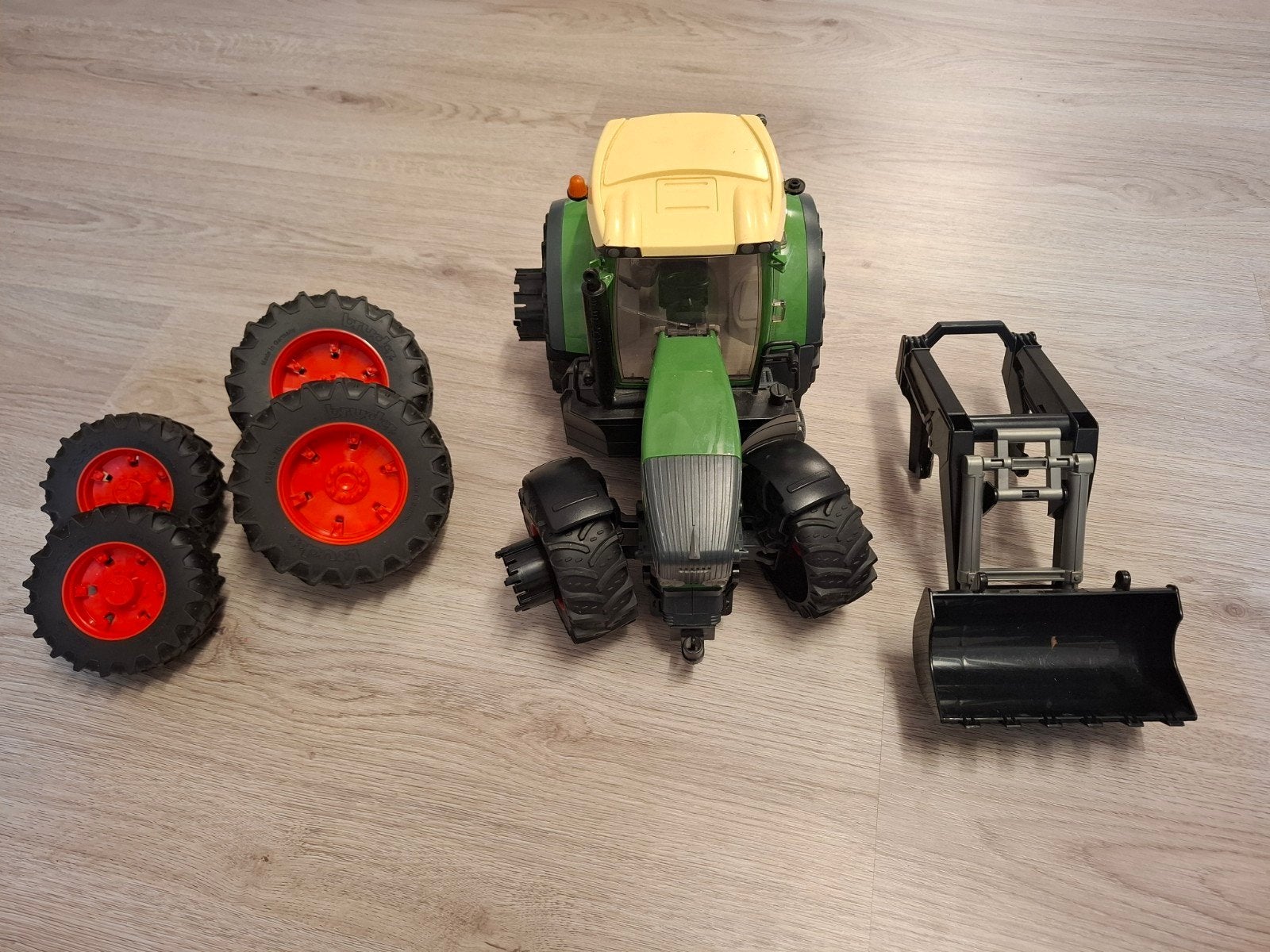 Bruder Fendt tractor met voorlader en extra wielen, Ophalen, Gebruikt