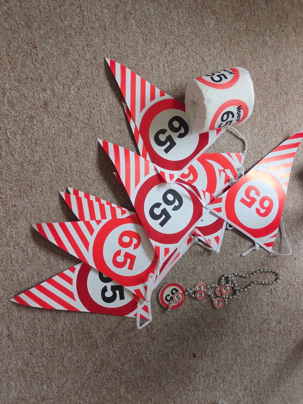 65 jaar slinger ketting wc-papier button feestpakket, Hobby en Vrije tijd, Ophalen of Verzenden, Versiering, Verjaardag