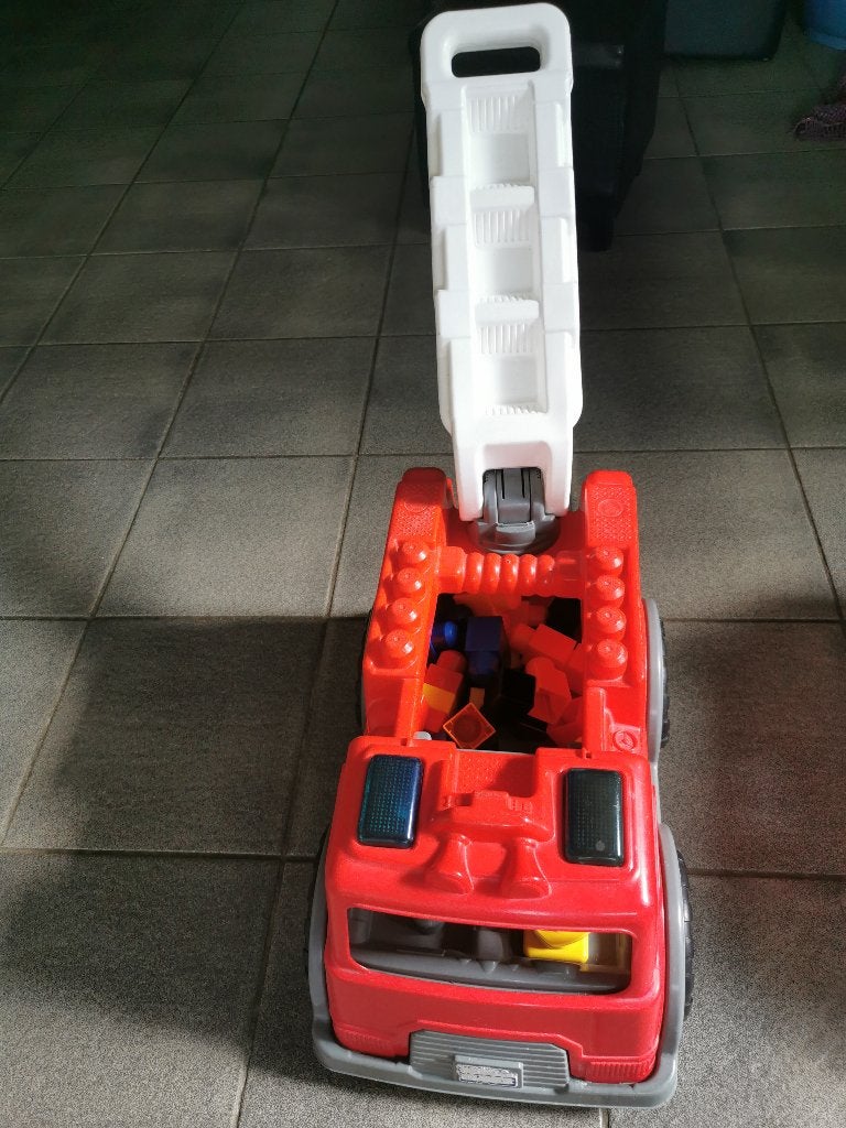 Speelgoed brandweerauto, plastic. met blokken, Ophalen, Gebruikt