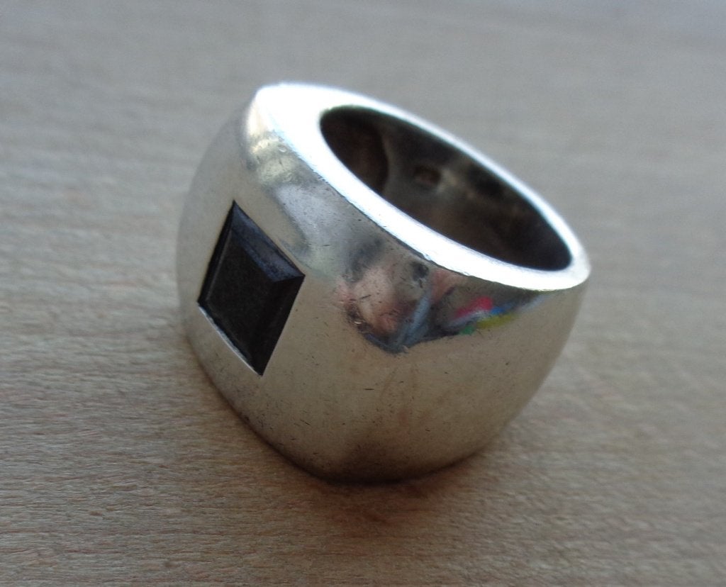 brede zilveren ring met zwarte steen [529], Verzenden, Zo goed als nieuw, 17 tot 18, Dame