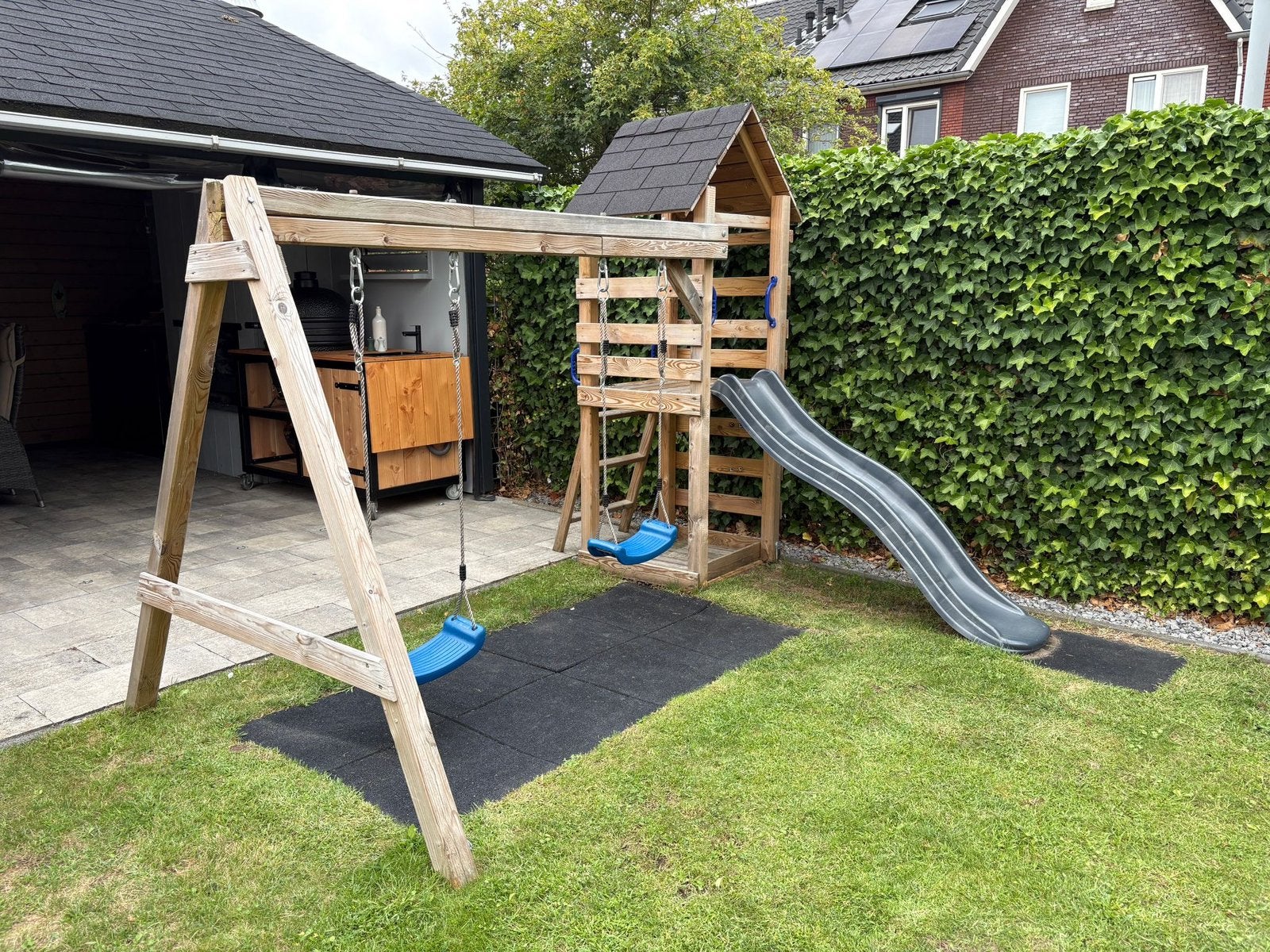 Houten speeltoestel met glijbaan en schommels (3x2,5x2,1m), Ophalen, Zo goed als nieuw, Schommel