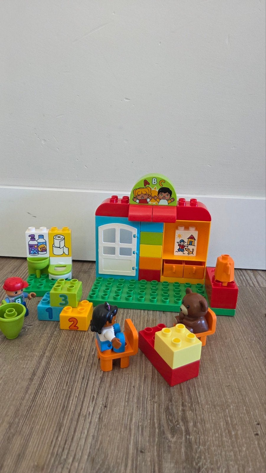 Duplo Kleuterklas / Schooltje met poppetjes en accessoires, Gebruikt, Overige thema's, Ophalen of Verzenden, Inclusief minifiguren