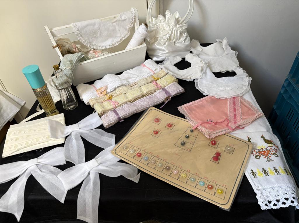 Oud kant, tule, knoopjes en onderrok, Ophalen of Verzenden