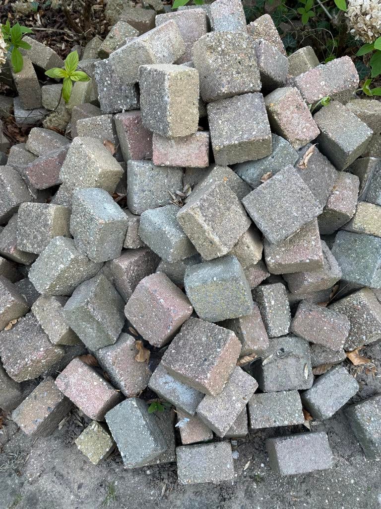 Gratis op te halen: 10 m2 betonnen 10x10 klinkers, Tuin en Terras, Tegels en Klinkers, Ophalen, Gebruikt, Klinkers, 10 m² of meer