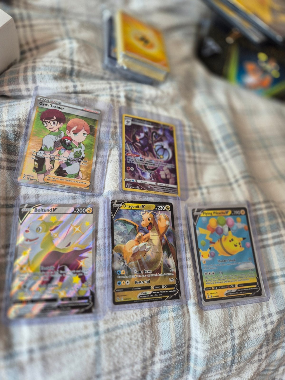 Pokémon kaarten: Boltund V, Dragonite V, Flying Pikachu V, Verzenden, Zo goed als nieuw, Meerdere kaarten, Foil