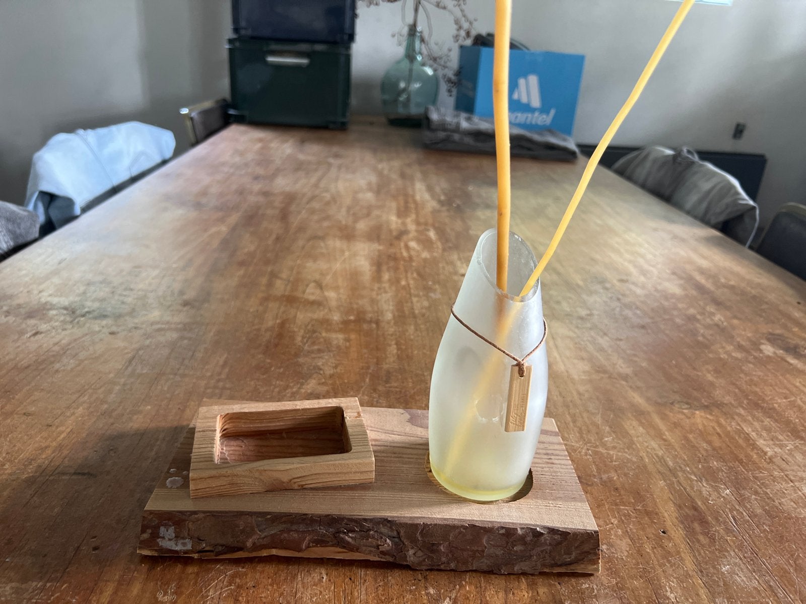 Houten dienblad met glazen vaasje en houten bakje, Ophalen, Hout, Gebruikt, Landelijk