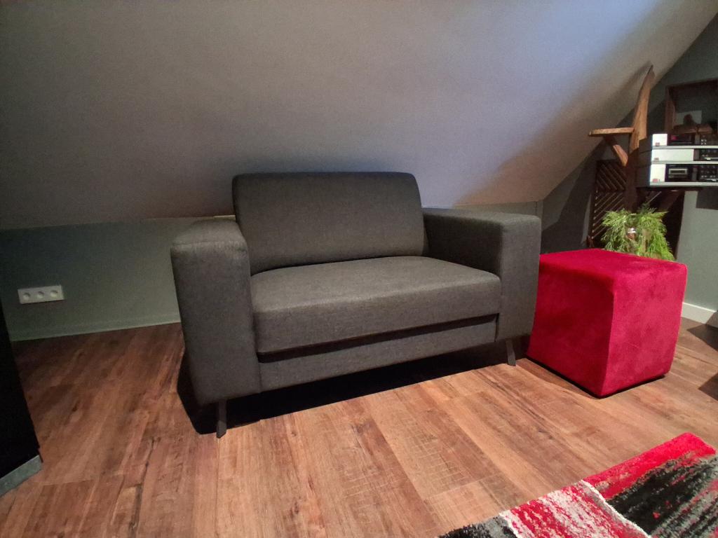 Loveseat / 1,5 zits fauteuil, Ophalen, 75 tot 100 cm, Zo goed als nieuw, Stof