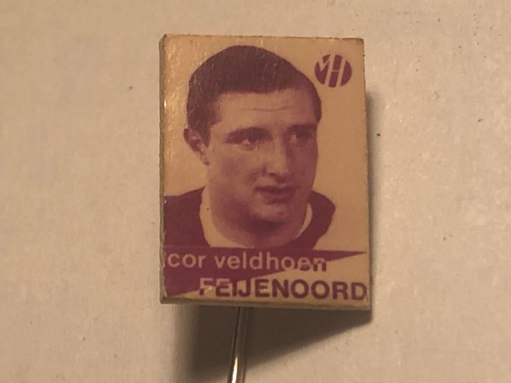 Plastic COR VELDHOEN VOETBALLER FEIJENOORD Speld., Verzenden, Zo goed als nieuw, Sport, Speldje of Pin