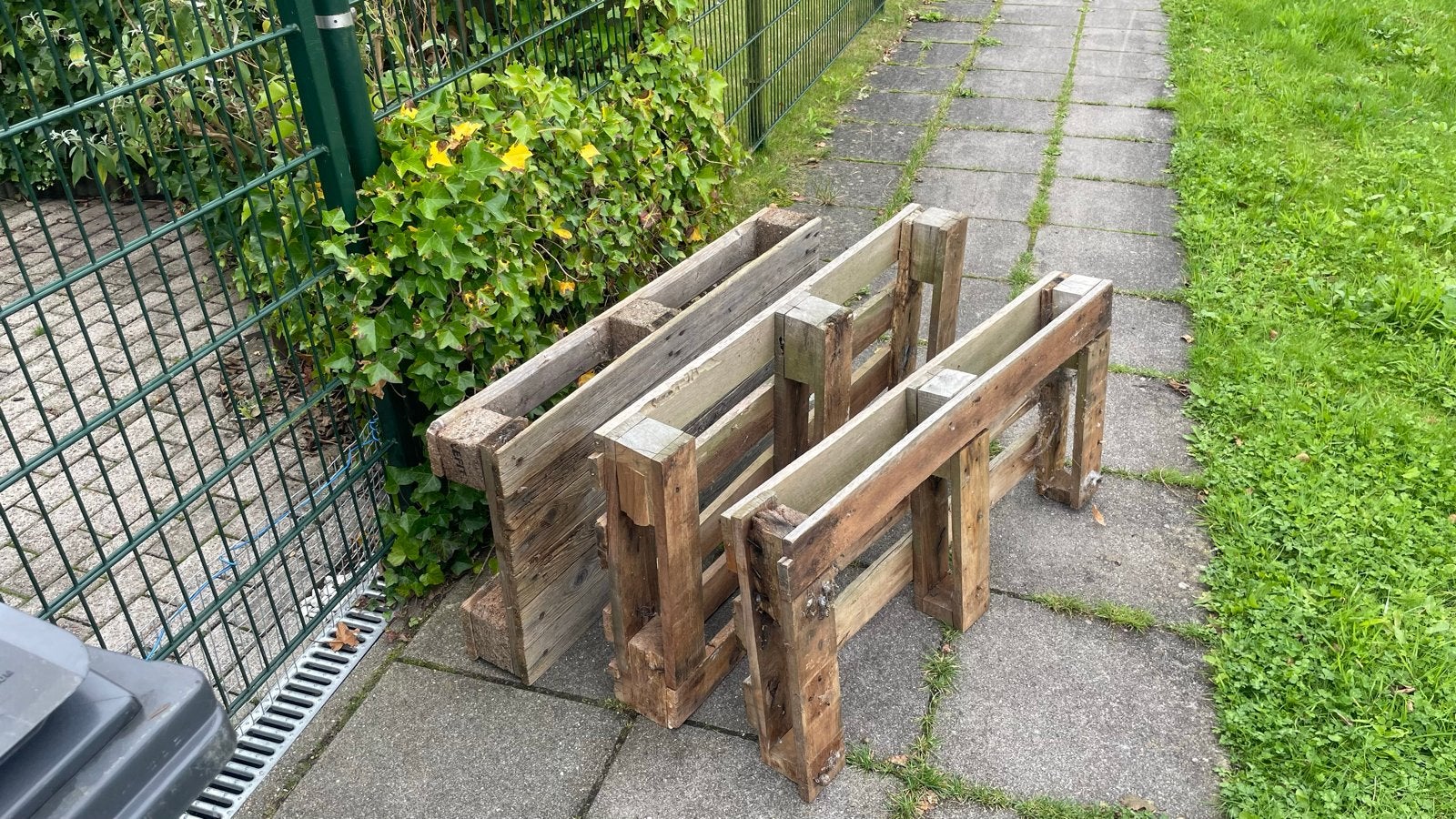 Gratis brandhout: 3 gebruikte palletdelen (deels verrot), Tuin en Terras, Minder dan 3 m³, Ophalen, Overige houtsoorten, Blokken