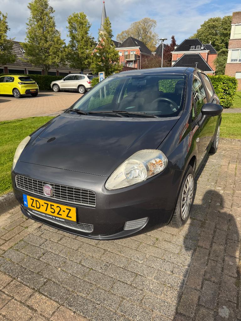 Fiat Punto Grande metallic, 66540 km, 1e eigenaar, Auto's, Stof, 40 €/maand, Zwart, 400 kg