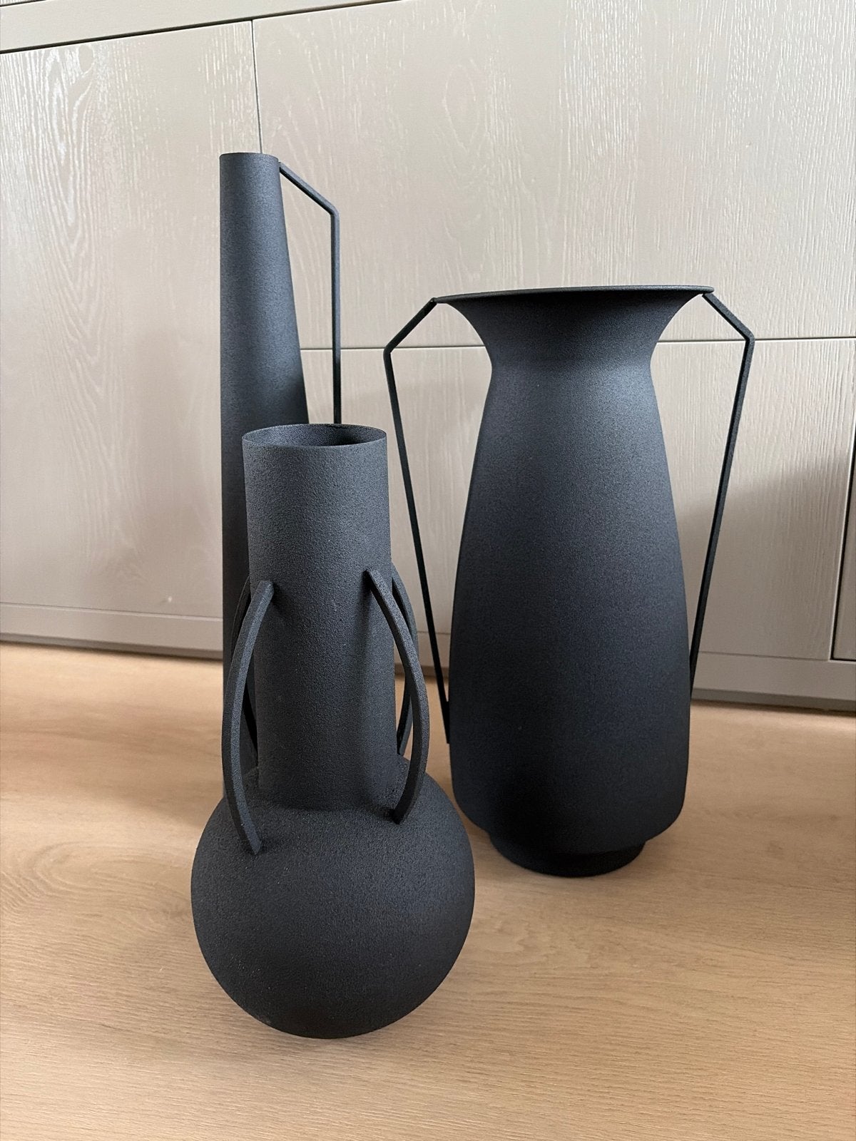 Pols Potten. Set van 3 moderne zwarte decoratieve vazen., Ophalen of Verzenden, Zo goed als nieuw, Zwart, Metaal