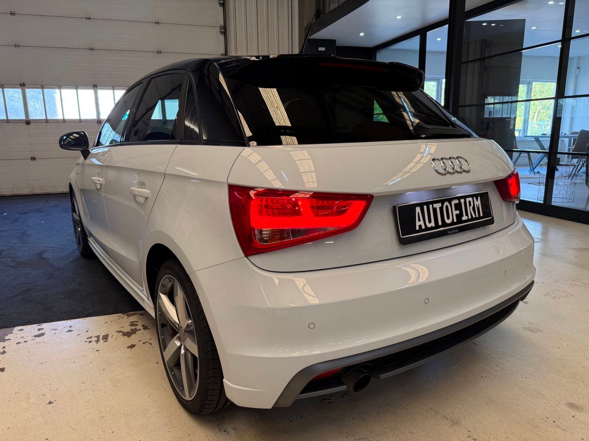 Audi A1 Sportback 1.2 TFSI S-line Dealer onderhouden Garanti, Voorwielaandrijving, Zwart, 4 cilinders, 4 stoelen