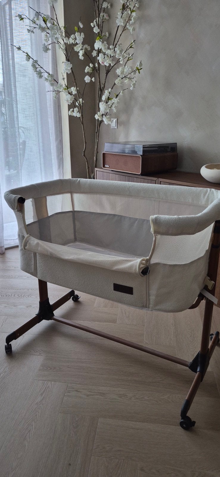 Co-Sleeper Novi Goodnight premium walnoot hout/boucle beige, Ophalen, Zo goed als nieuw, Wieg
