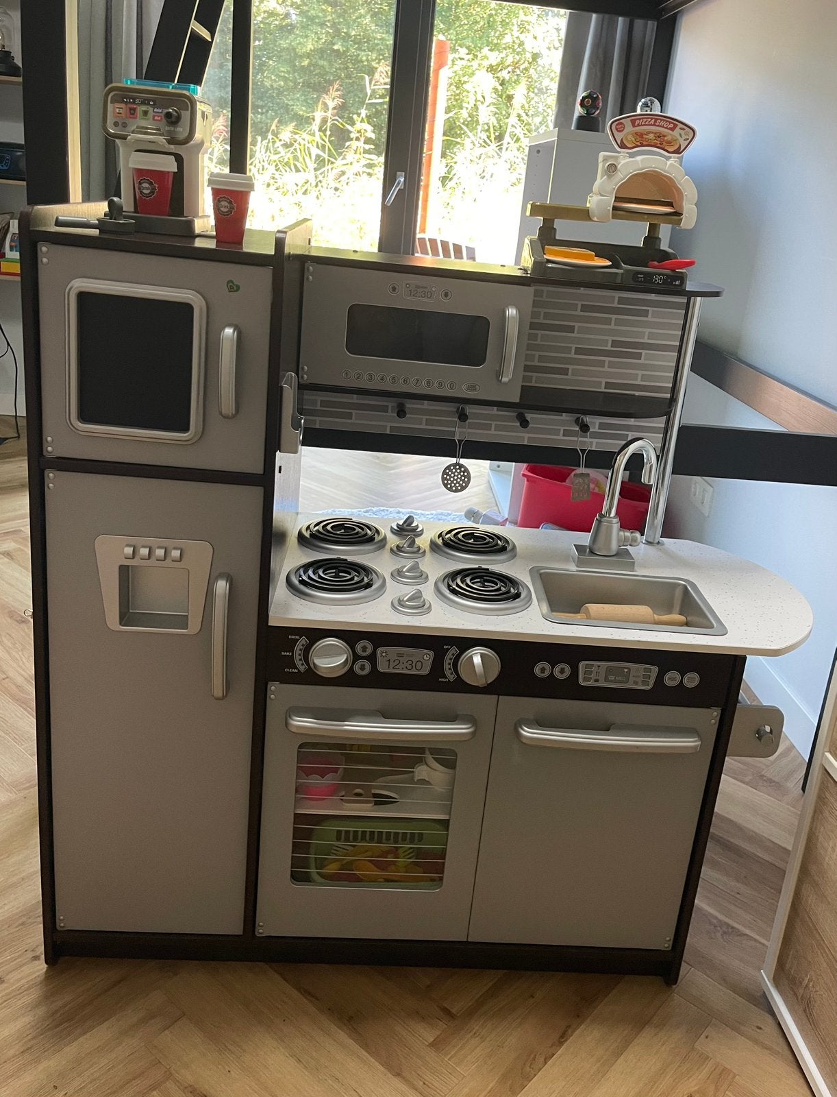 Kidkraft houten speelkeuken, compleet met accessoires, Kinderen en Baby's, Speelgoed | Speelkeukens, Ophalen, Zo goed als nieuw