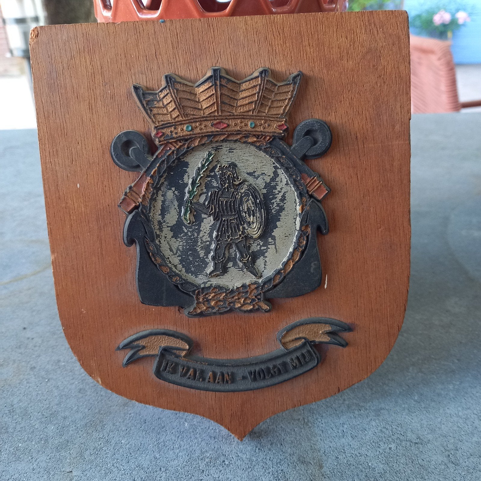 marineplaquette Hr.Ms. Karel Doorman – "Ik val aan, volgtmij, Ophalen of Verzenden, Landmacht, Nederland, Embleem of Badge