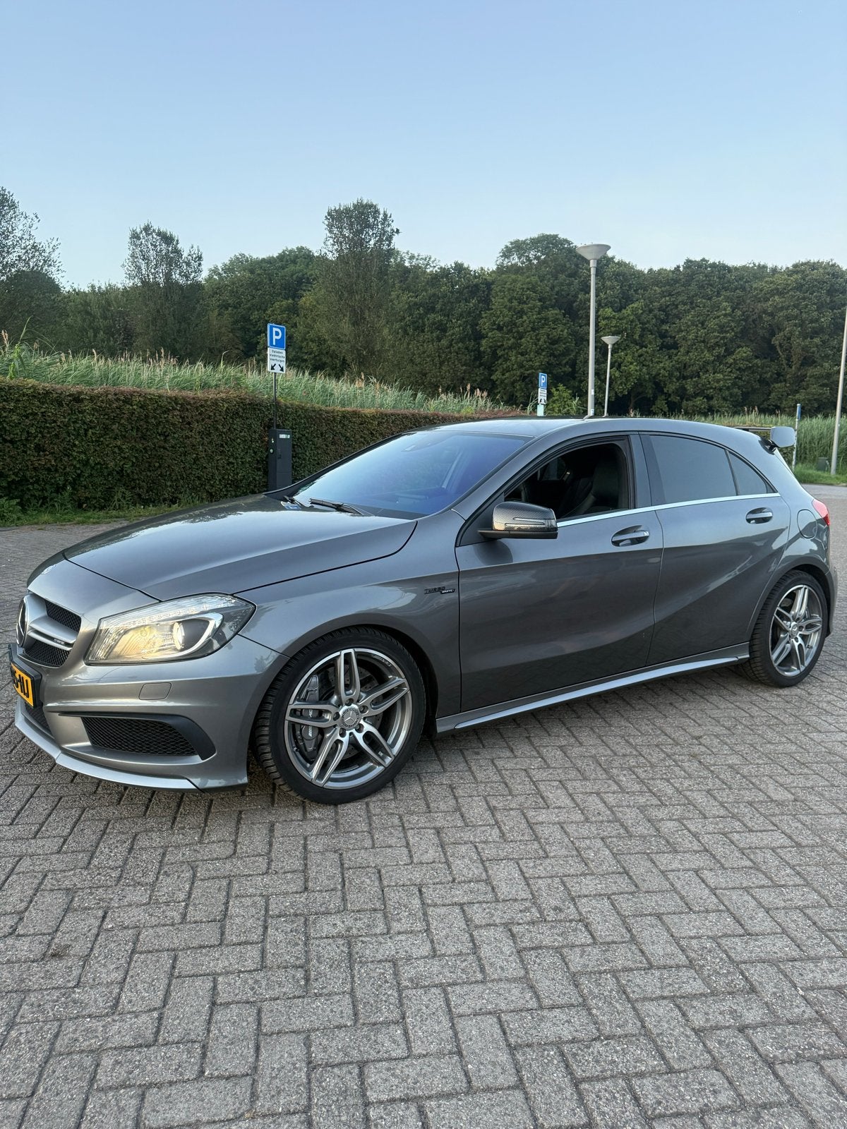Mercedes-Benz A-Klasse A 45 AMG 4MATIC Aut7 2014 Grijs, Auto's, Automaat, Navigatiesysteem, Zwart, 4 cilinders