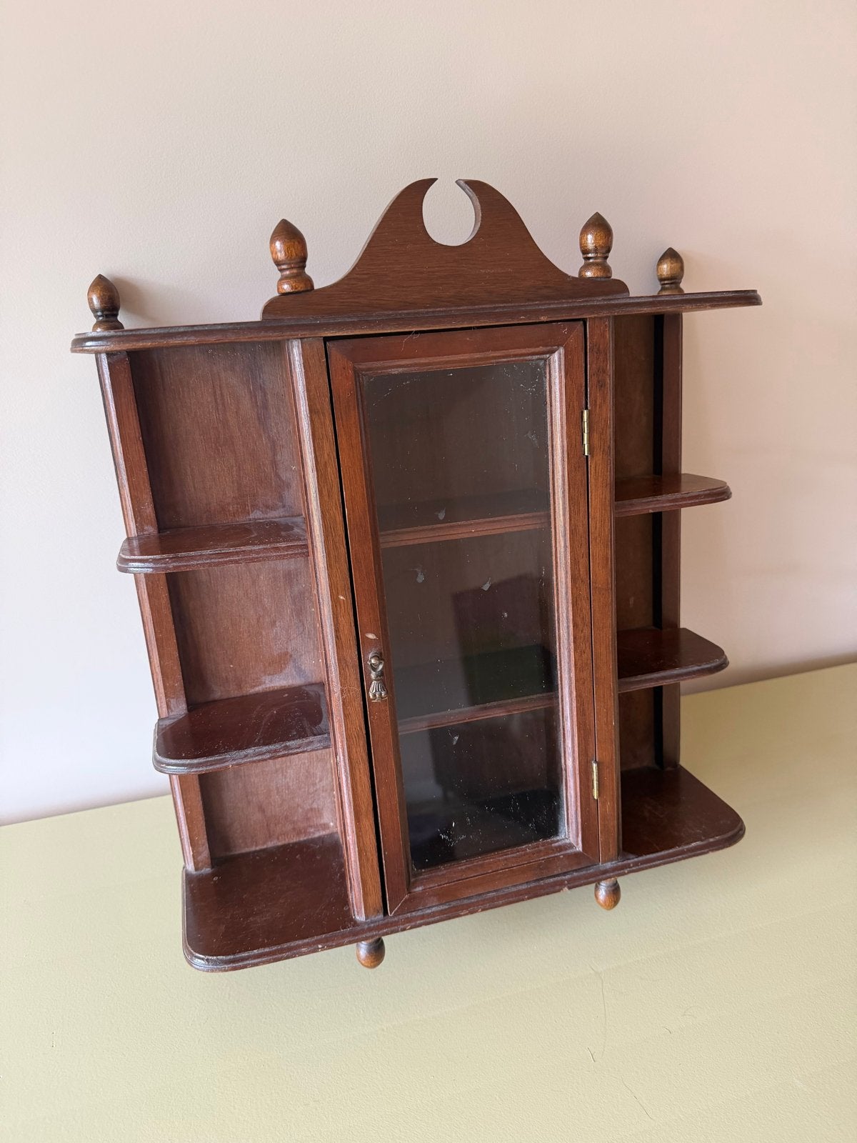 Vintage houten wandkastje met glazen deur, Ophalen of Verzenden
