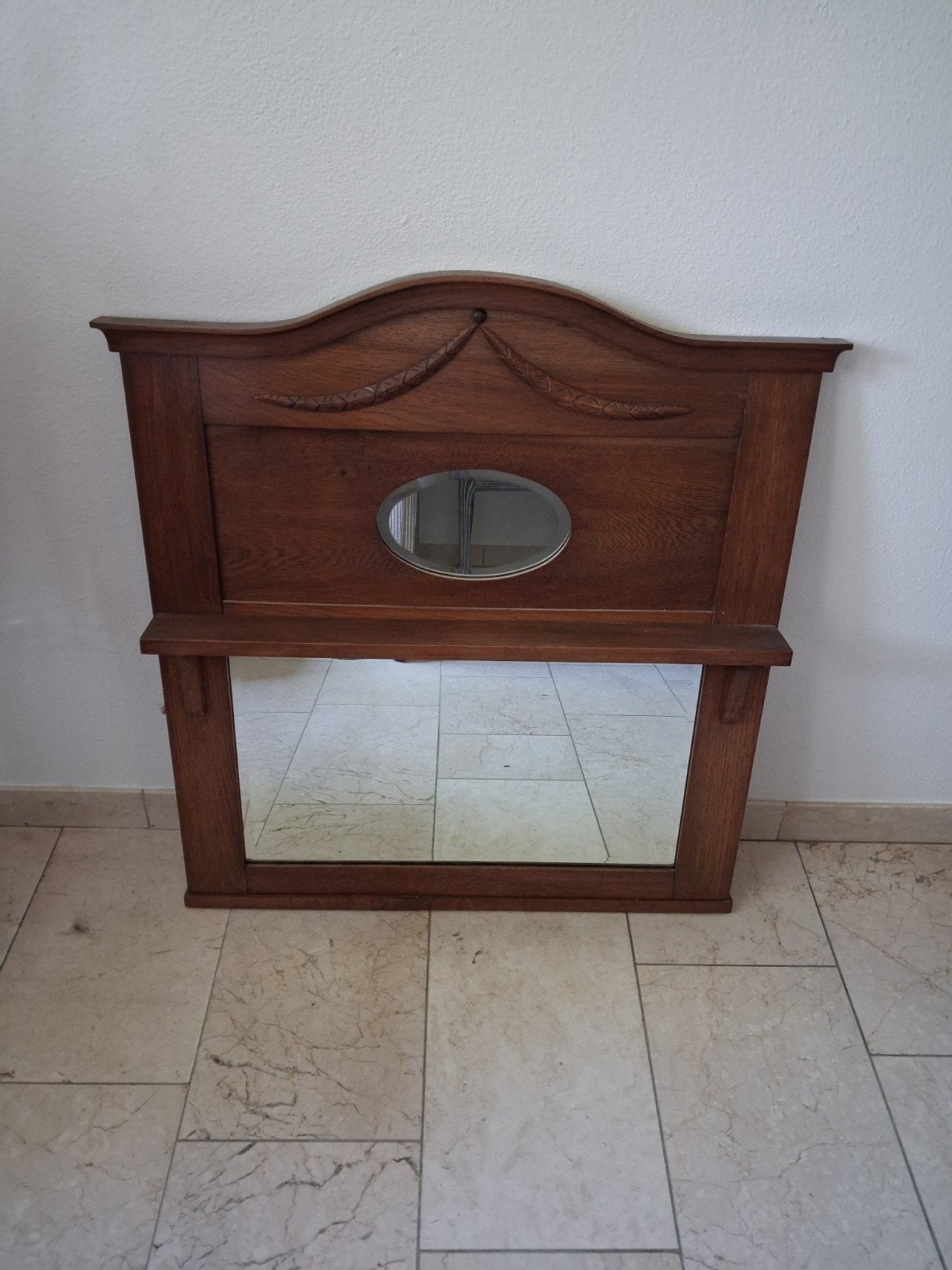 Antieke houten spiegel met snijwerk en plankje, Ophalen, Rechthoekig, 50 tot 100 cm, Minder dan 100 cm