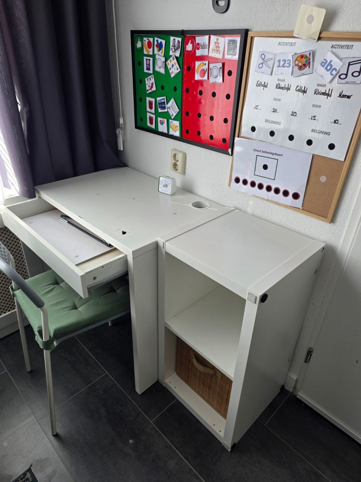 Gratis af te halen: Wit bureau met kastje en stoel, Ophalen, Opbergruimte, Gebruikt, Wit