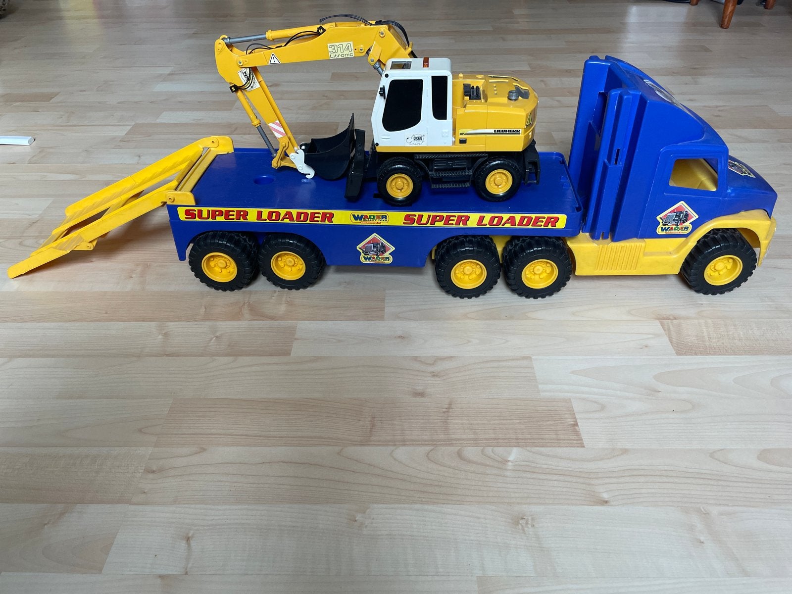 Wader Super Loader vrachtwagen met Dickie graafmachine, Ophalen, Gebruikt