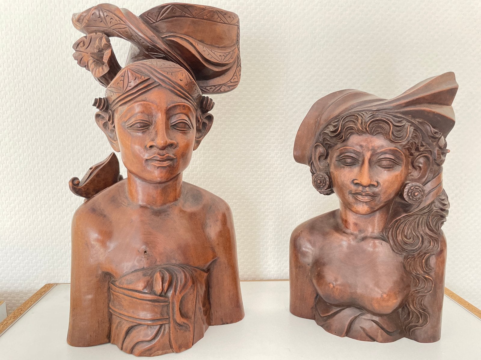 Set van 2 handgemaakte Indonesische houten beelden (man & vr, Ophalen, Handgemaakt, 20 - 50 cm, Beeld