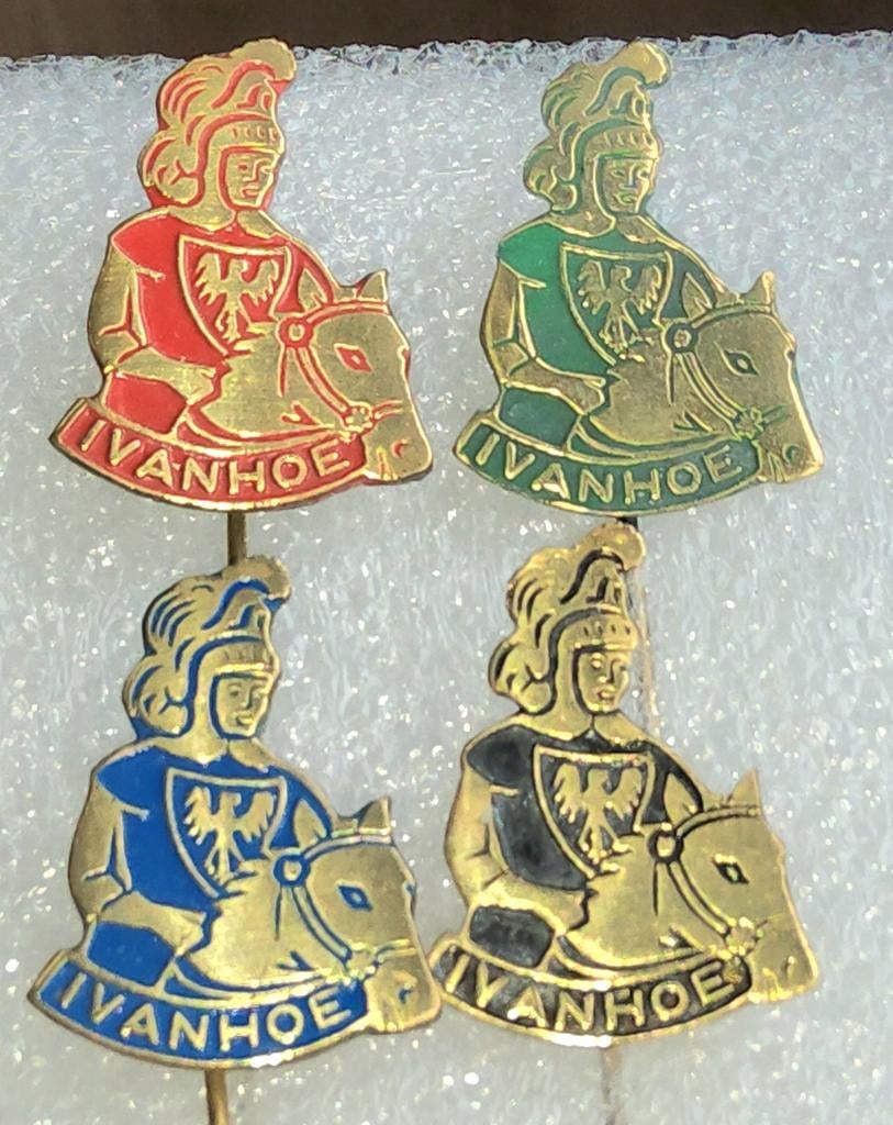 Set van 4 Ivanhoe Speldjes - Verschillende Kleuren, Verzamelen, Ophalen of Verzenden, Gebruikt, Overige onderwerpen, Speldje of Pin