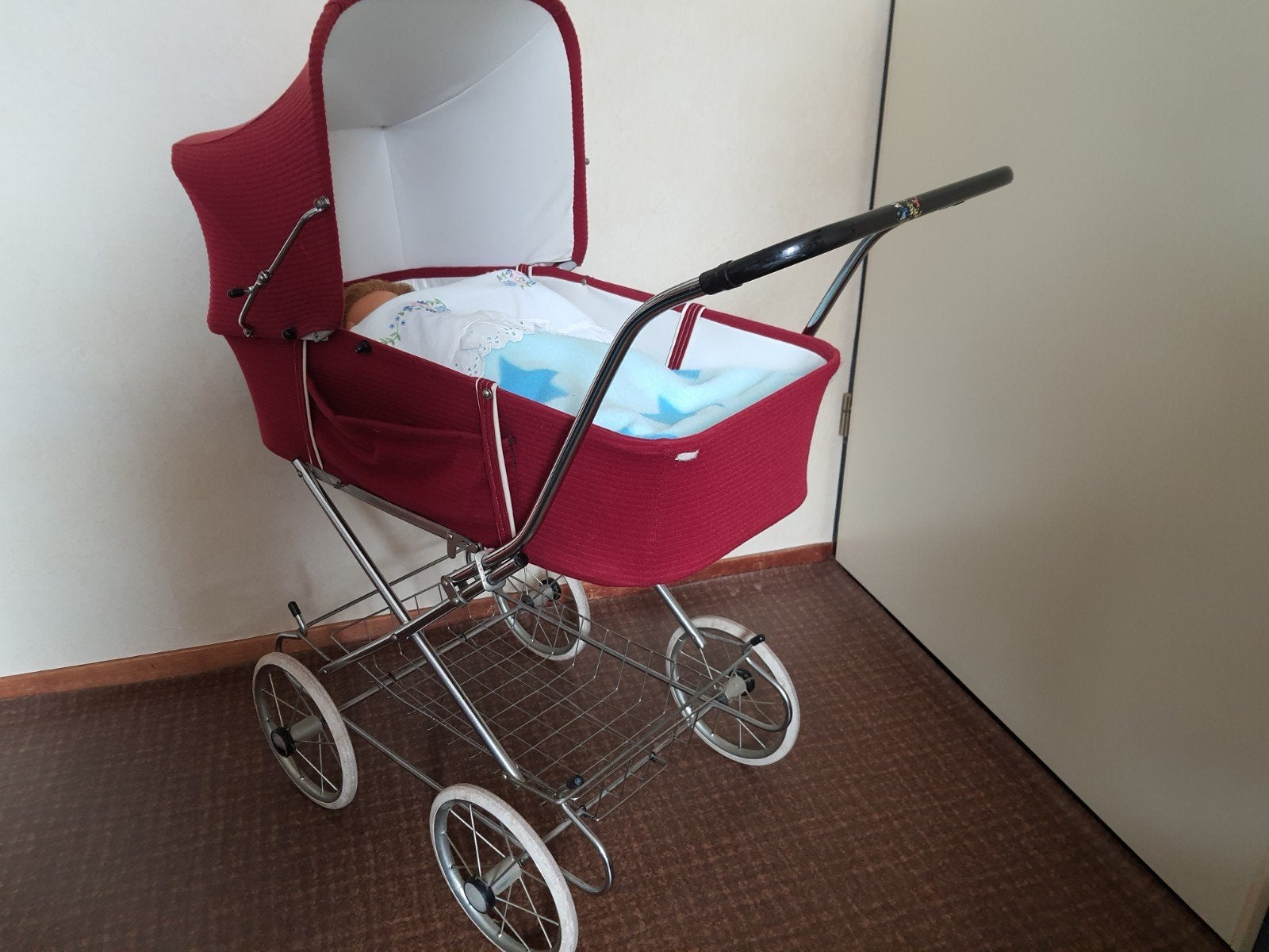 retro poppenwagen met schildpad babypop, Kinderen en Baby's, Speelgoed | Poppen, Ophalen, Babypop