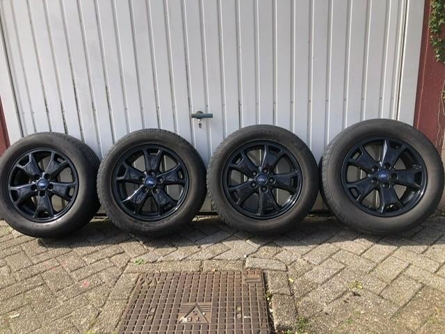 Goodyear ''zomer'' met 16 inch zwarte magnesium Ford velgen, Auto-onderdelen, Banden en Velgen, Banden en Velgen, Zomerbanden