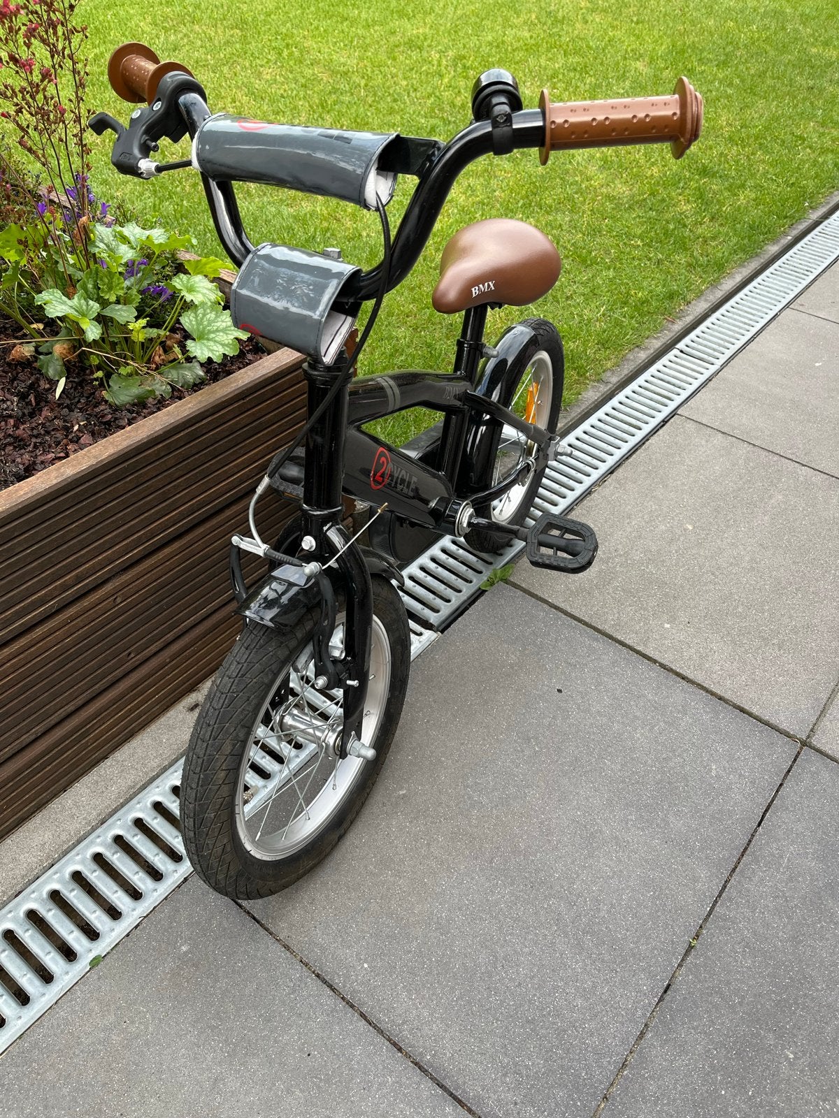 Zwarte kinderfiets 2Cycle BMX met zijwieltjes, Fietsen en Brommers, Fietsen | Crossfietsen en BMX, Ophalen, Terugtraprem, Gebruikt