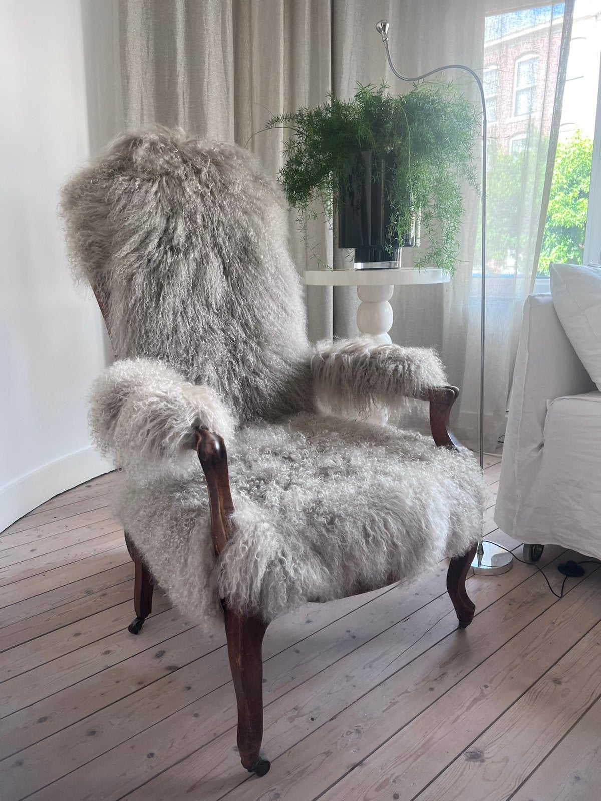 Antieke stoel bekleed met taupe vacht, Huis en Inrichting, Fauteuils, Ophalen, Zo goed als nieuw