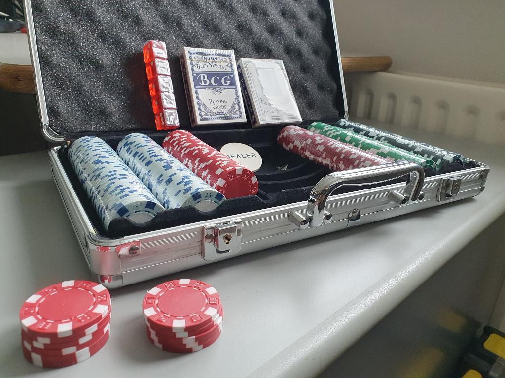 Poker set in koffer, Hobby en Vrije tijd, Gezelschapsspellen | Kaartspellen, Zo goed als nieuw, Een of twee spelers, Drie of vier spelers