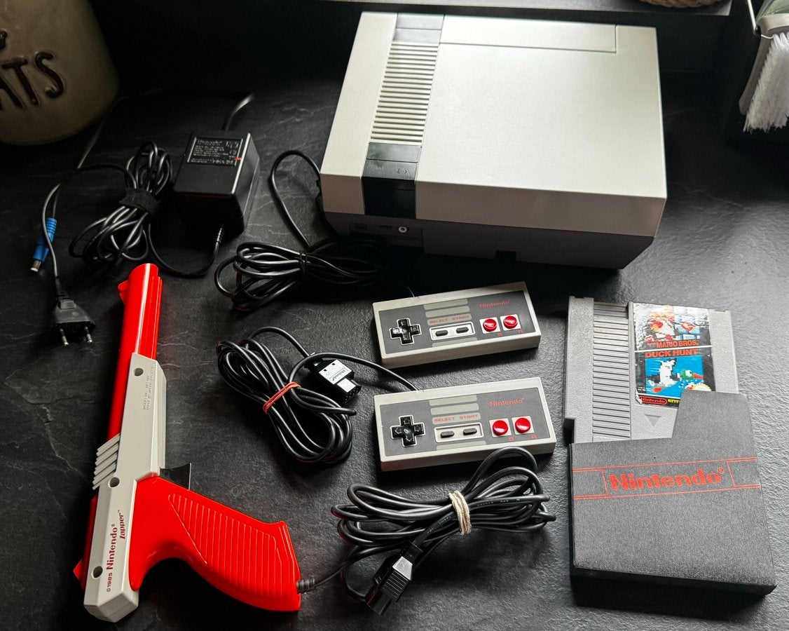 Nintendo Entertainment System (NES) game, controllers en gun, Spelcomputers en Games, Spelcomputers | Nintendo NES, Nieuw, Met 2 controllers