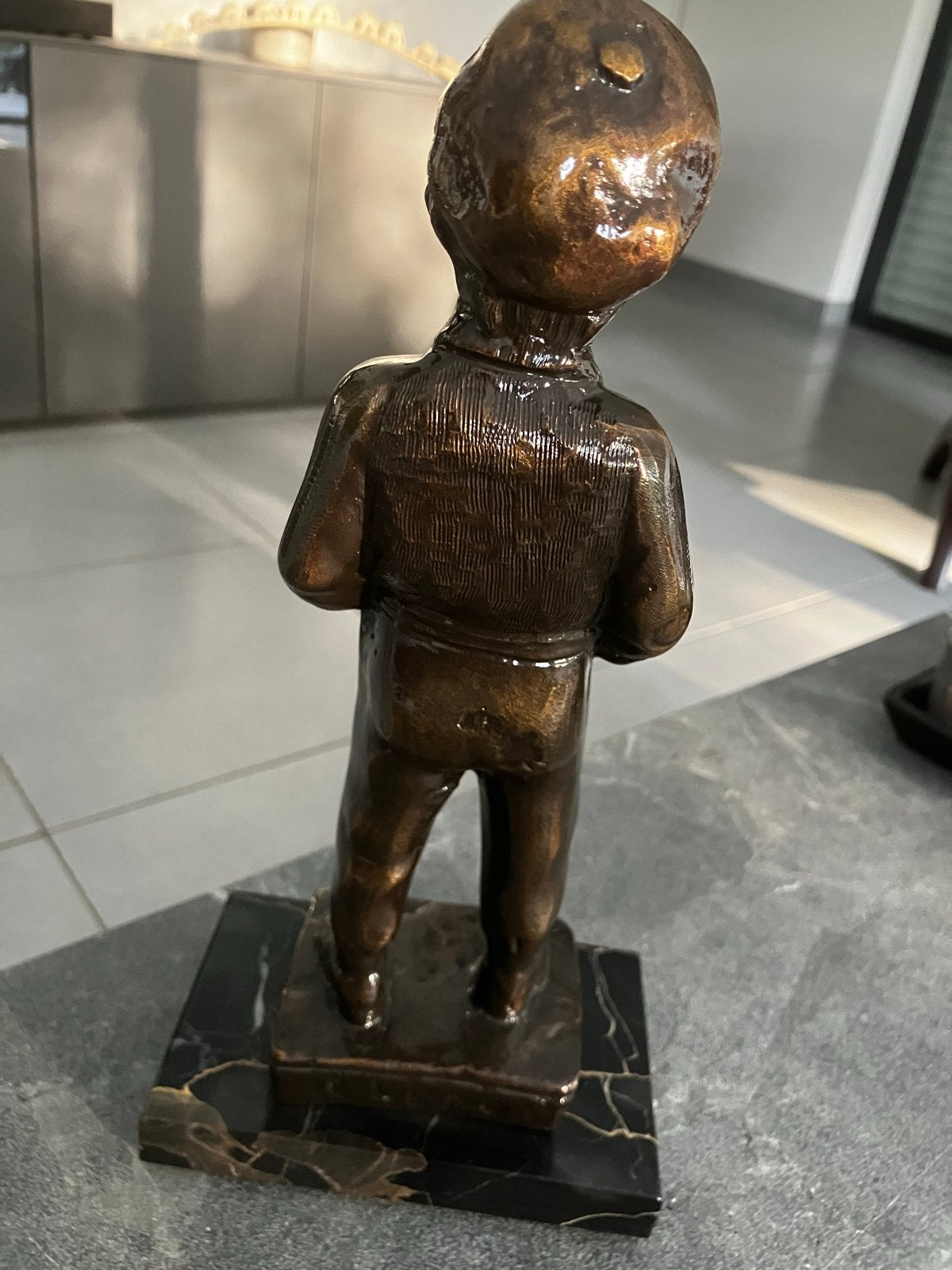 Gepatineerd bronzen beeld op marmeren sokkel, 30cm, gesignee, Ophalen, 20 - 50 cm, Beeld, Gepatineerd