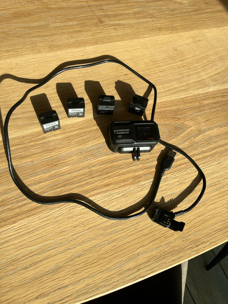 Garmin VIRB Action Camera met 4 batterijen en oplader, Ophalen of Verzenden, Gebruikt, Overige merken